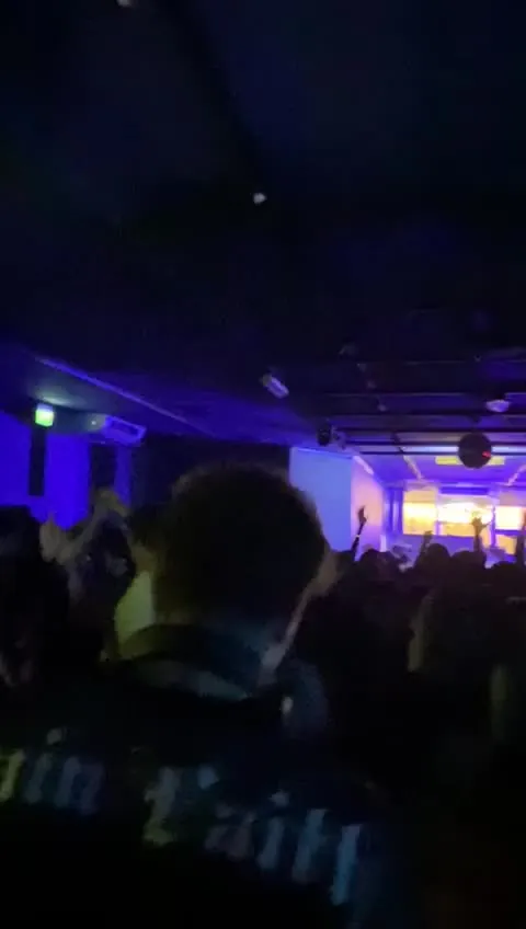 Alessandro Iannone alla console durante una performance DJ