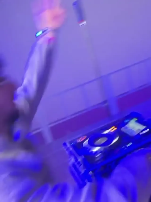 Vincenzo Armini durante una performance DJ