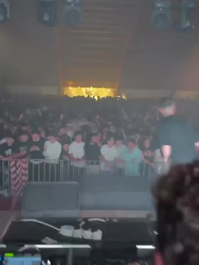 Vincenzo Armini alla console durante una performance DJ